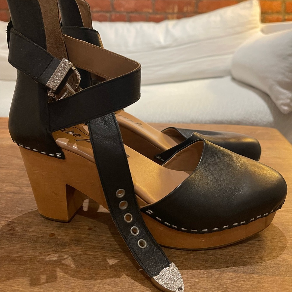 FREE PEOPLE CLOG SIZE 6